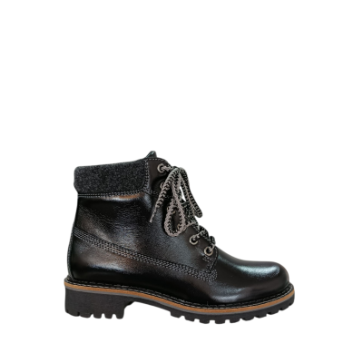 Bota preta em couro com sola grossa e atacadores cinzentos