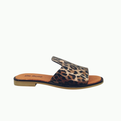 Sandália mule animal print castanho e preto com sola bege baixa
