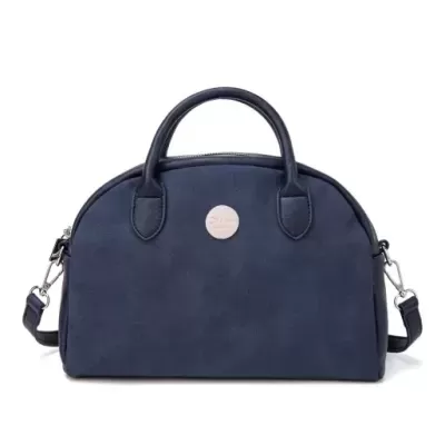Mala azul escura de mão com correia ajustável e emblema redondo