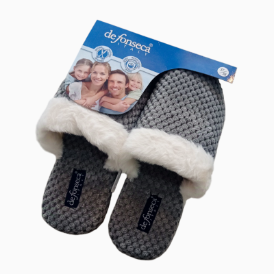 Chinelos cinzentos com pelo branco e embalagem azul com logo de fonseca