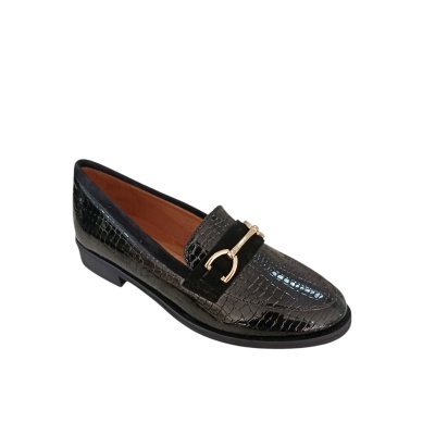 Sapato mocassim preto com efeito pele de crocodilo e fivela dourada