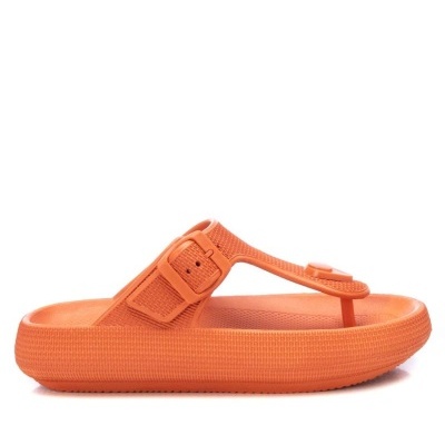 Chinelo laranja sintético com fivela e sola espessa