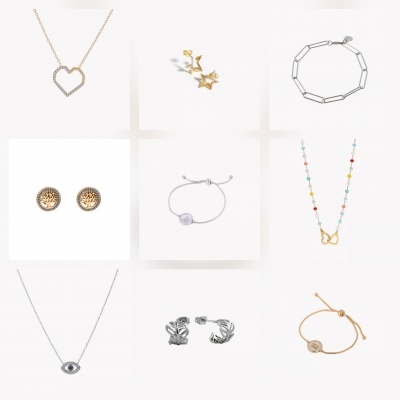 Colares, pulseiras e brincos variados em dourado e prateado com diferentes formas e padrões sobre fundo branco.