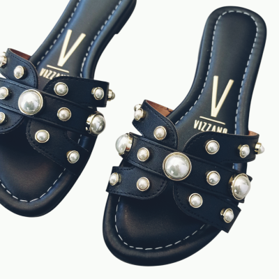 Chinelos pretos Vizzano com tachas prateadas e pérolas falsas