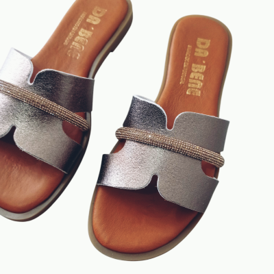 Sandálias femininas prateadas com tira de strass, palmilha castanha e sola branca da marca DAÍ BECH