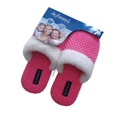 Chinelos de interior rosa com forro branco e embalagem azul