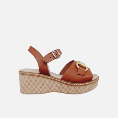 Sandália castanha com sola plataforma bege e fivela prateada