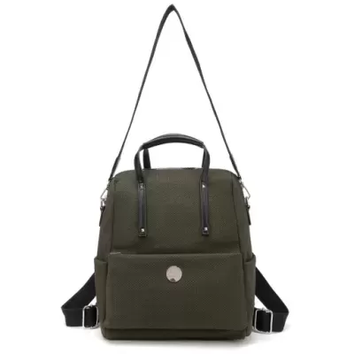 mochila verde-oliva com alças e bolso frontal sobre fundo branco