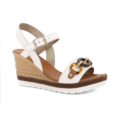 Sandália branca feminina de cunha com tira ajustável e detalhe decorativo