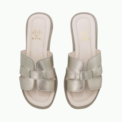 Chinelos femininos dourados com logótipo CLIO na palmilha