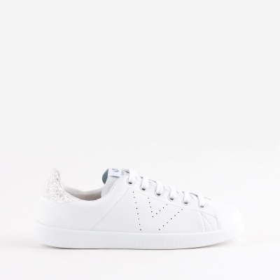 Ténis branco com sola branca e brilho prateado no calcanhar