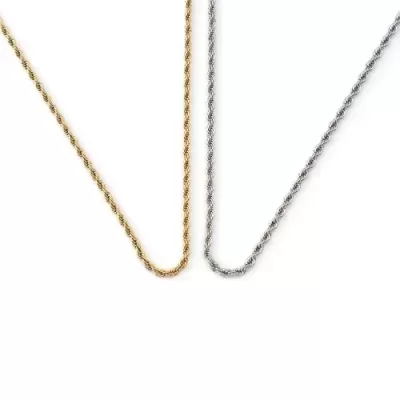 Duas correntes finas torcidas, ouro e prata, sobre fundo branco