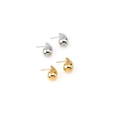 Dois pares de brincos em forma de gota, um prateado e outro dourado, sobre fundo branco