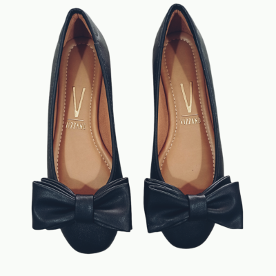 Par de sapatilhas pretas com laço frontal e interior castanho claro