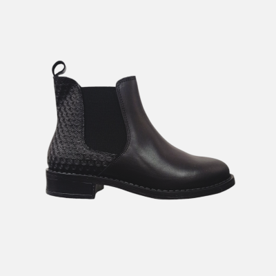 Botim Chelsea preto com textura geométrica na parte traseira e elástico lateral