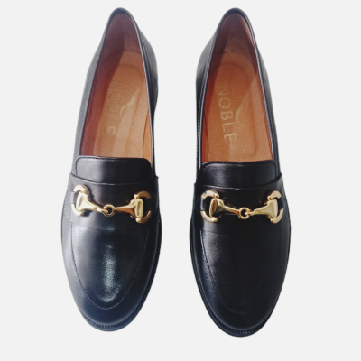 Mocassins pretos de couro com detalhe dourado