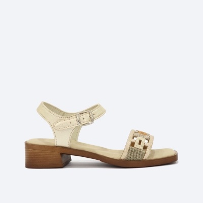 Sandália bege com salto baixo e fecho de fivela