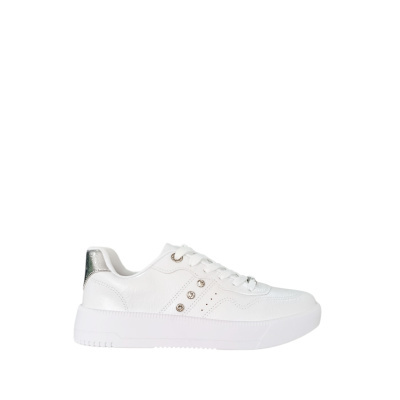 Ténis branco com detalhes metálicos prateados e strass em fundo branco