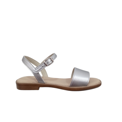 Sandália feminina de couro prateado com fivela e sola castanha