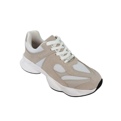 Tênis desportivo branco e bege com atacadores e sola branca