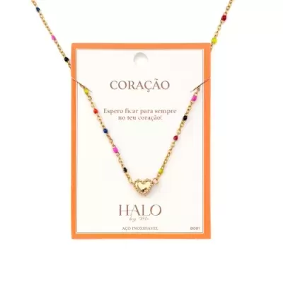 Colar com pendente coração dourado e corrente colorida apresentado em cartão branco com moldura laranja e texto