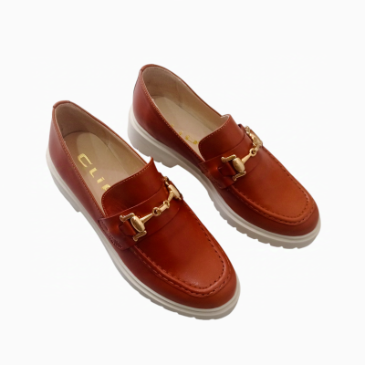 Mocassins de pele castanha com sola branca e detalhe metálico dourado