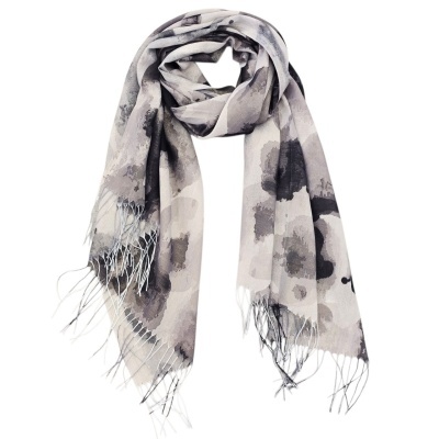 Cachecol cinza com padrão de manchas e franjas