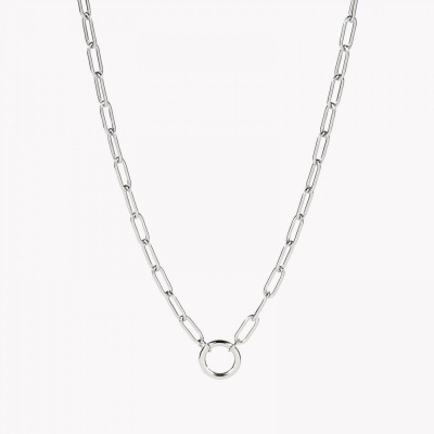 Colar de corrente prateada com pendente circular