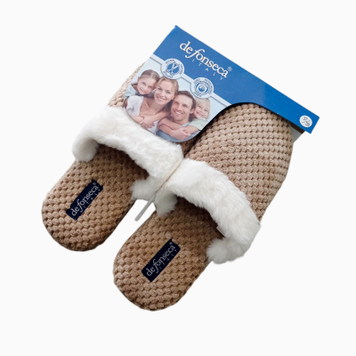 Chinelos castanhos claros com forro branco e etiqueta de marca em embalagem azul com foto