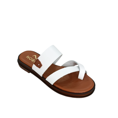 Sandália branca com tiras largas e sola castanha com texto NOB na palmilha
