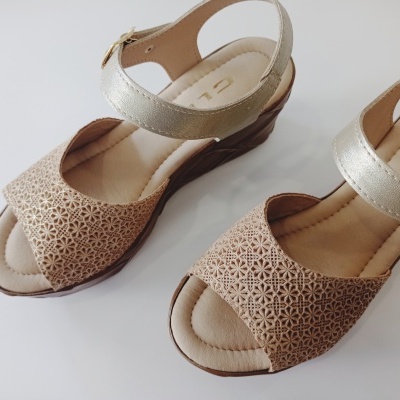 Sandálias femininas bege com detalhes vazados e tira dourada
