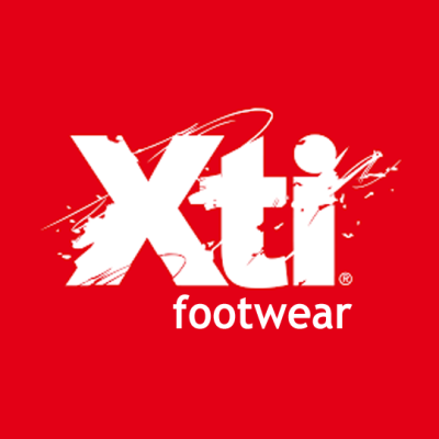 Logótipo Xti footwear em fundo vermelho