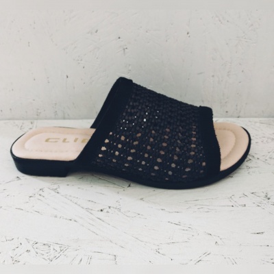 Chinelo feminino preto com tira de malha e sola preta