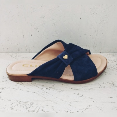 Sandália mule azul com nó e coração dourado