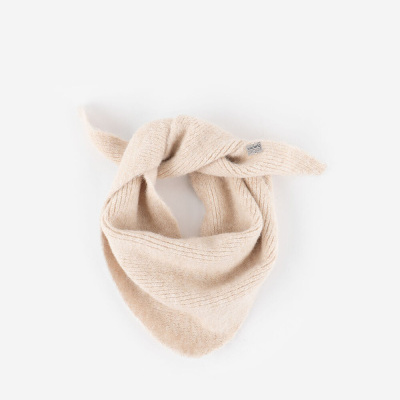 Bandana triangular castanha clara de tecido macio com etiqueta cinza