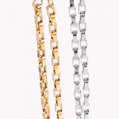 Dois colares com elos quadrados, um dourado e outro prateado, sobre fundo branco