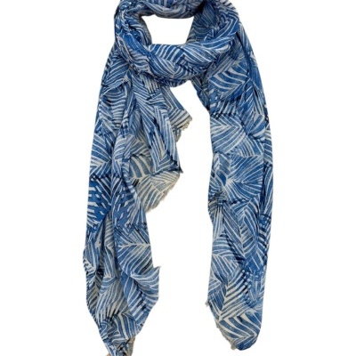 Lenço azul e branco com padrão de folhas e franjas
