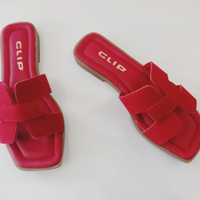 Sandálias vermelhas da marca CLIP com tiras cruzadas e sola quadrada