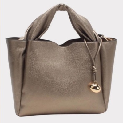 Mala castanho metálico em pele sintética com pendente dourado oval