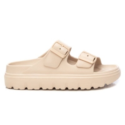 Sandália bege com duas fivelas e sola grossa