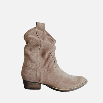 Bota cowboy bege em camurça com salto médio em fundo branco.