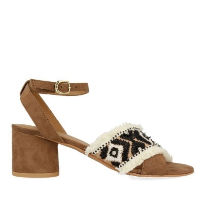 Sandália castanha de camurça com salto bloco e padrão geométrico na tira frontal.