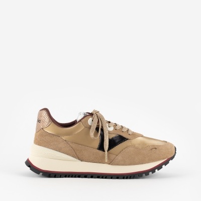 Ténis de senhora castanho claro com detalhes em preto, sola creme, atacadores castanho claro com brilho e parte traseira metálica com logo.