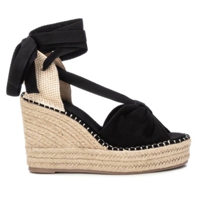 Sandália de cunha preta com tiras e salto em palha trançada