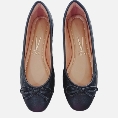 Par de sapatilhas pretas em couro com laço, interior castanho claro e logótipo na palmilha