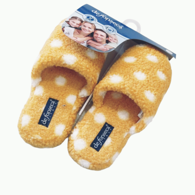 Chinelos amarelos com bolinhas brancas, etiqueta de fonseca, embalagem com foto de família