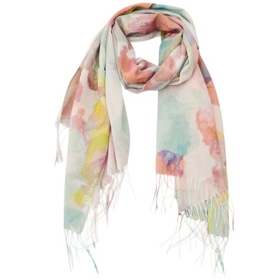 Lenço colorido com padrão abstrato em tons pastel e franjas nas extremidades