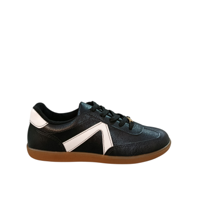 Sapatilha preta com riscas brancas e sola castanha