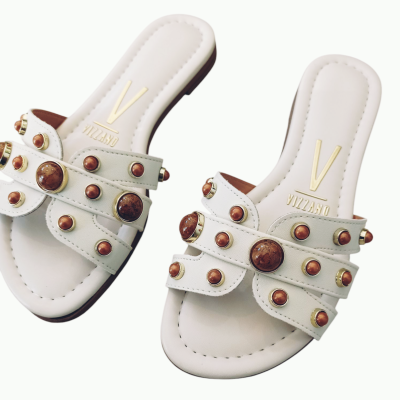 Sandálias brancas com tachas castanhas e douradas e interior almofadado