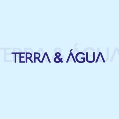 Texto 'TERRA & ÁGUA' em azul escuro sobre fundo azul claro